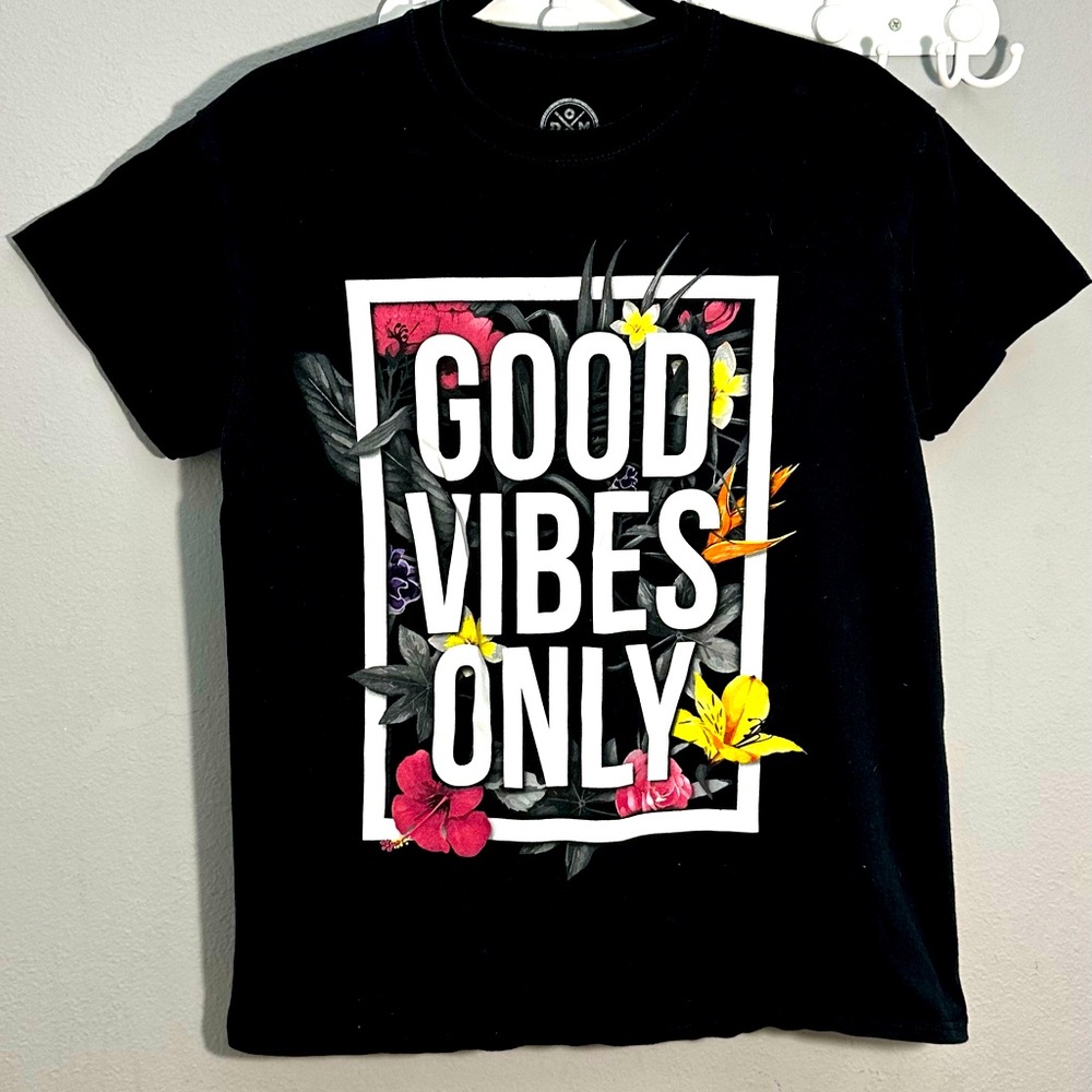 Black Graphic Tee with Floral Design Good Vibes Only size M 100% cotton